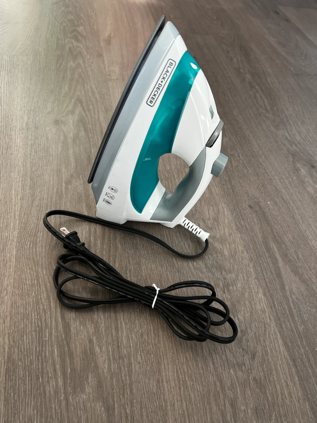 Black+Decker Light 'N Easy Steam Iron - photo 2