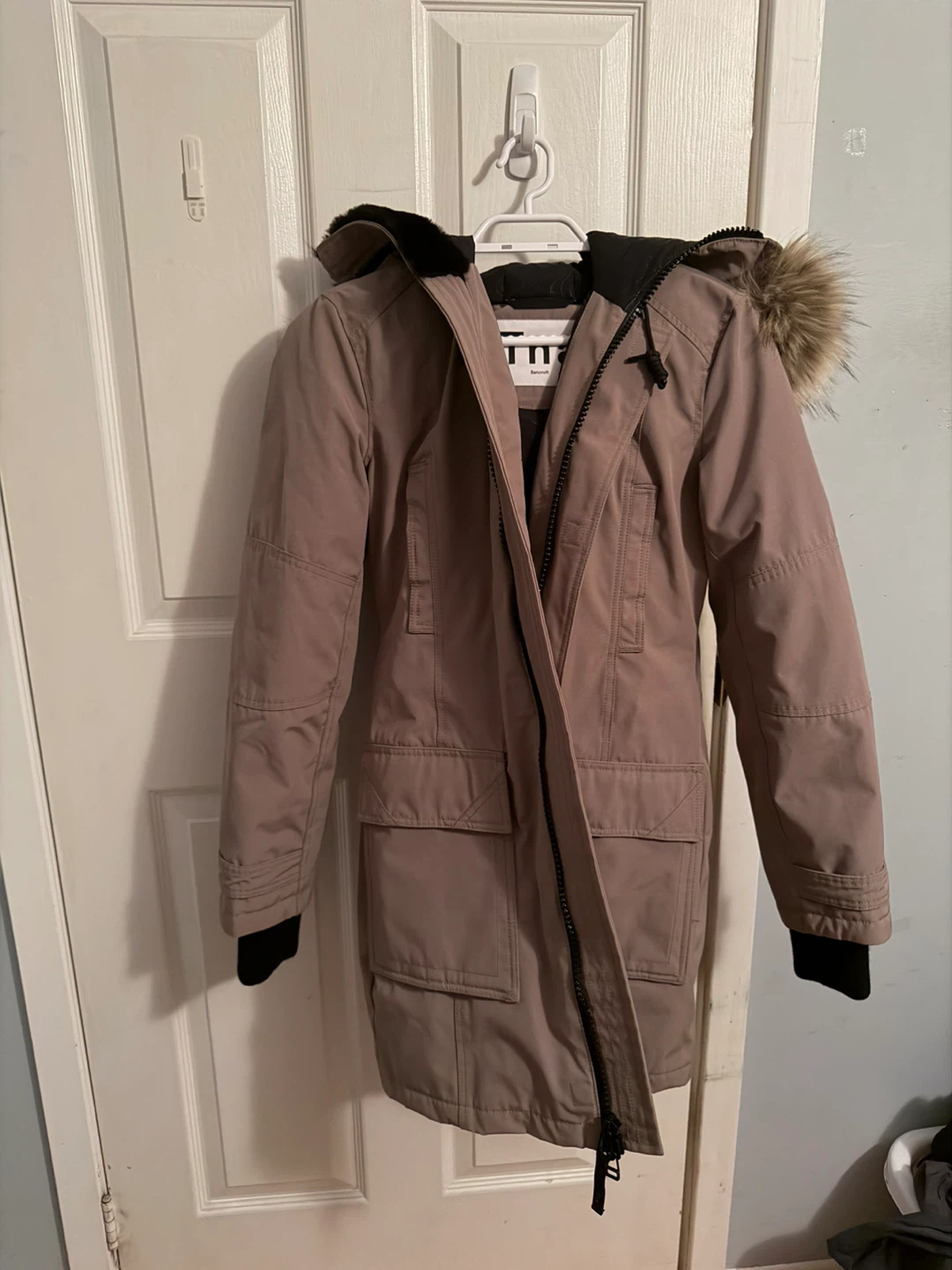 Women TNA Bancroft parka size small has a strap