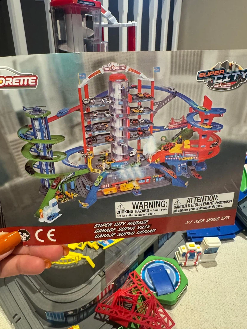 Majorette Super City Garage, 40 Cars Included!