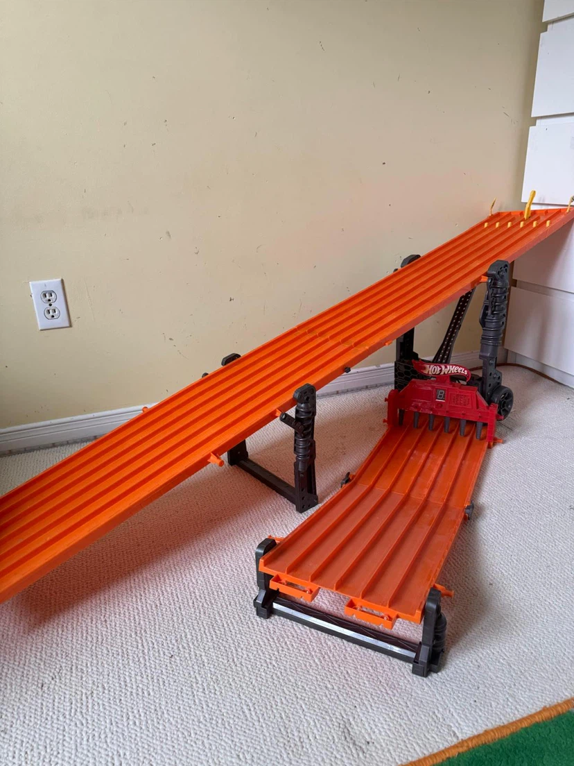 Hot Wheels Super 6-Lane Raceway!