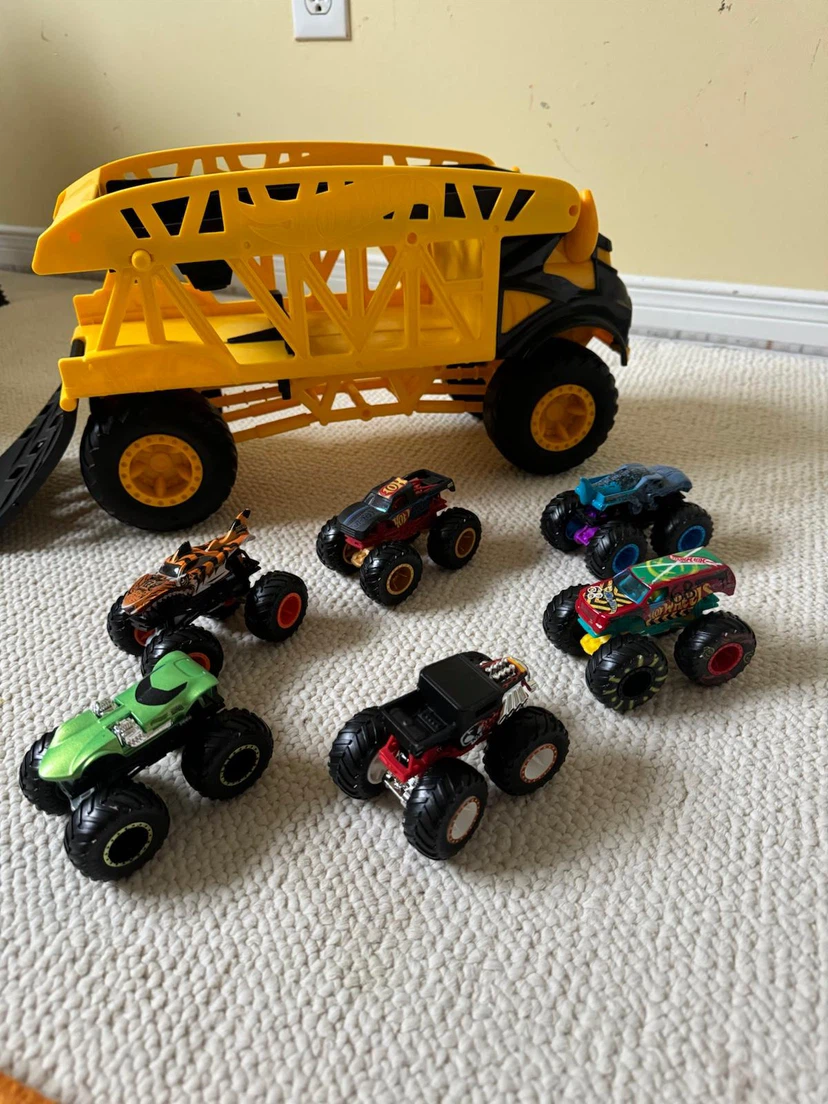 Hot Wheels Monster Trucks Transporter Hauler + 6 Monster Trucks