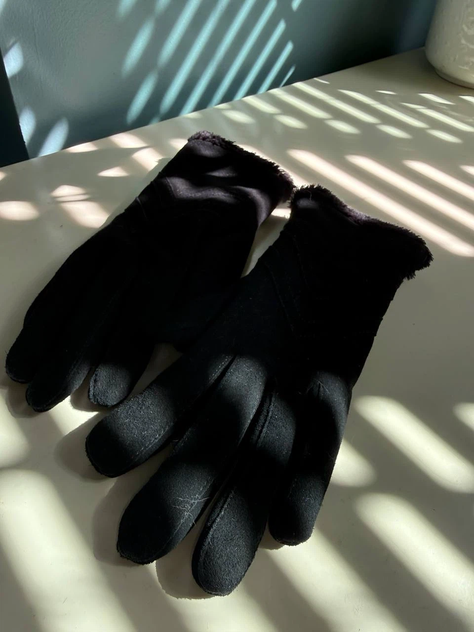 Isotoner Black Goat Leather Gloves – Size 6.5 (Small)