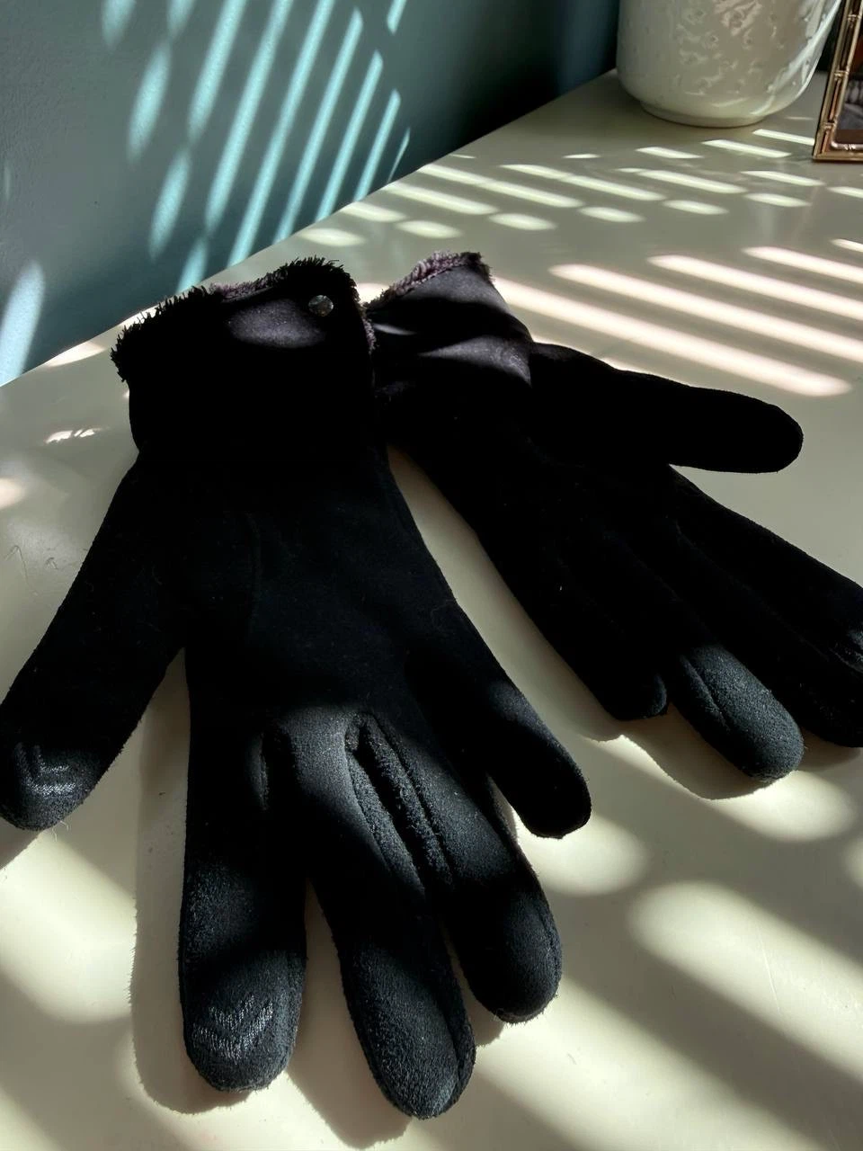 Isotoner Black Goat Leather Gloves – Size 6.5 (Small) - photo 4