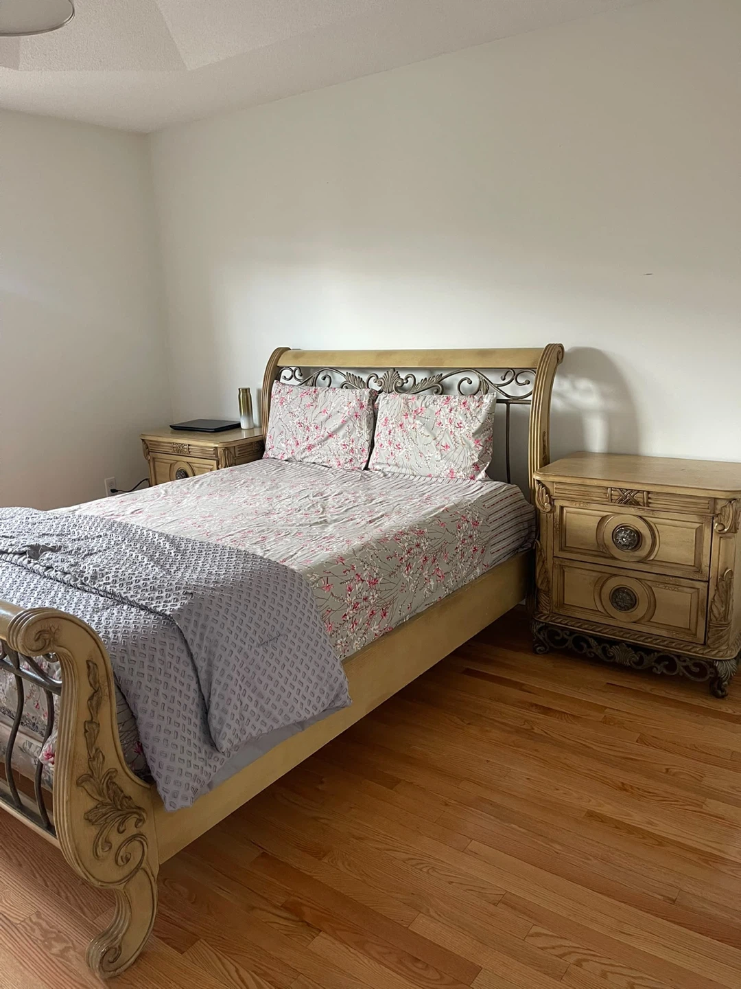 Vintage Style Bed Frame and Two Nightstands - photo 2