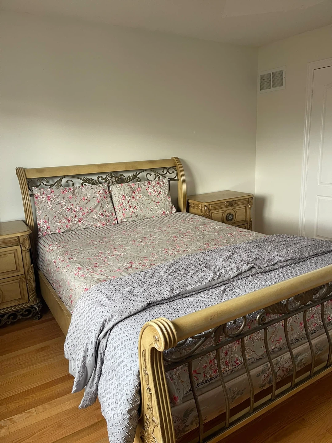 Vintage Style Bed Frame and Two Nightstands - photo 3