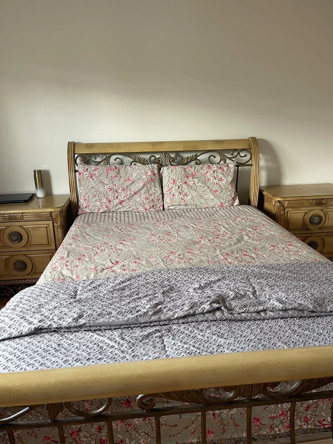 Vintage Style Bed Frame and Two Nightstands - photo 4