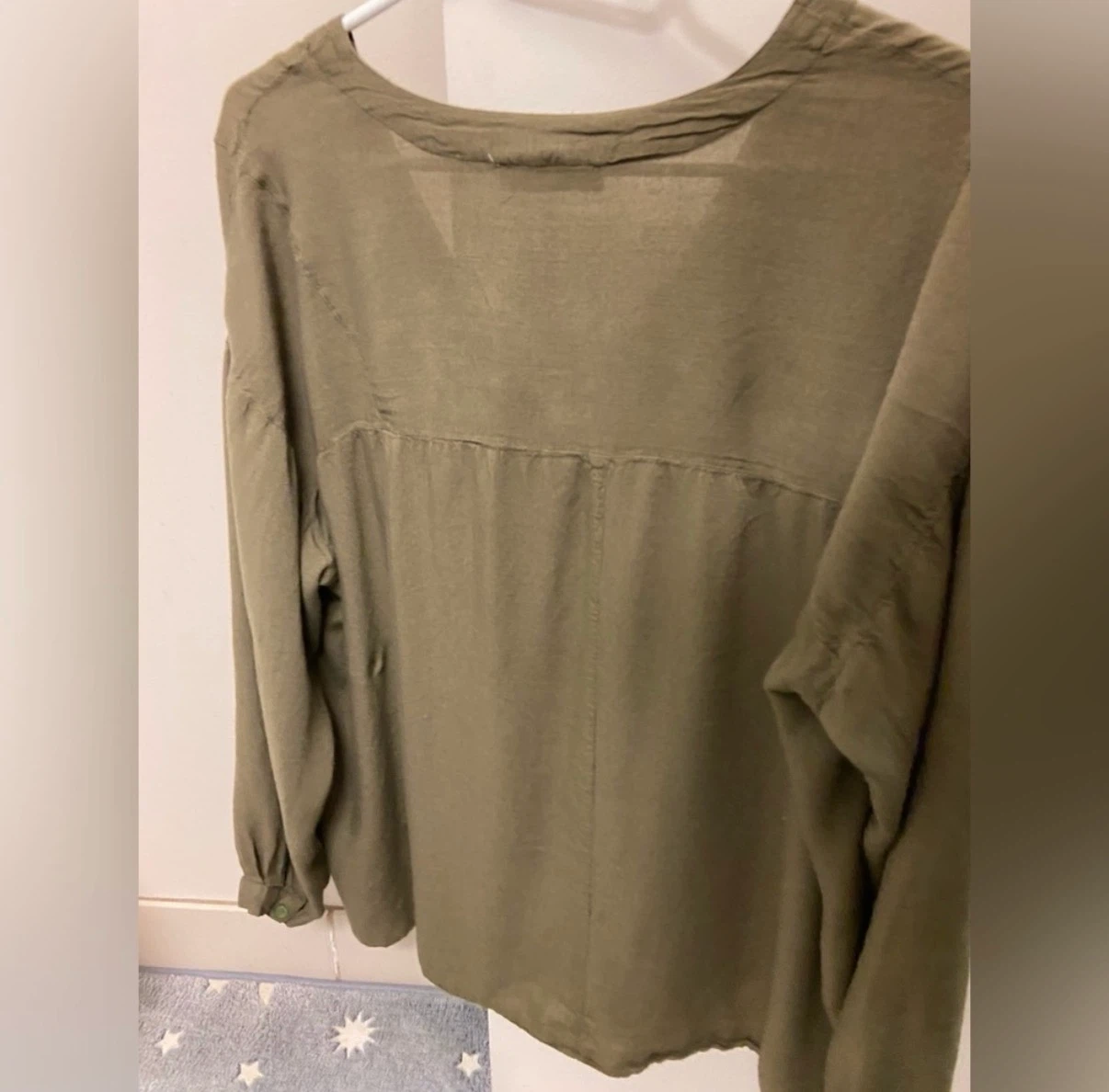 🔥3 for $6🔥 Women's blouse -fair condition(minor flaws) - photo 2