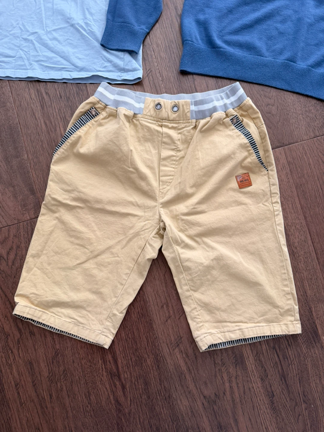 $10 for everything!! Tommy Sweater, tshirt and shorts bundle - photo 4