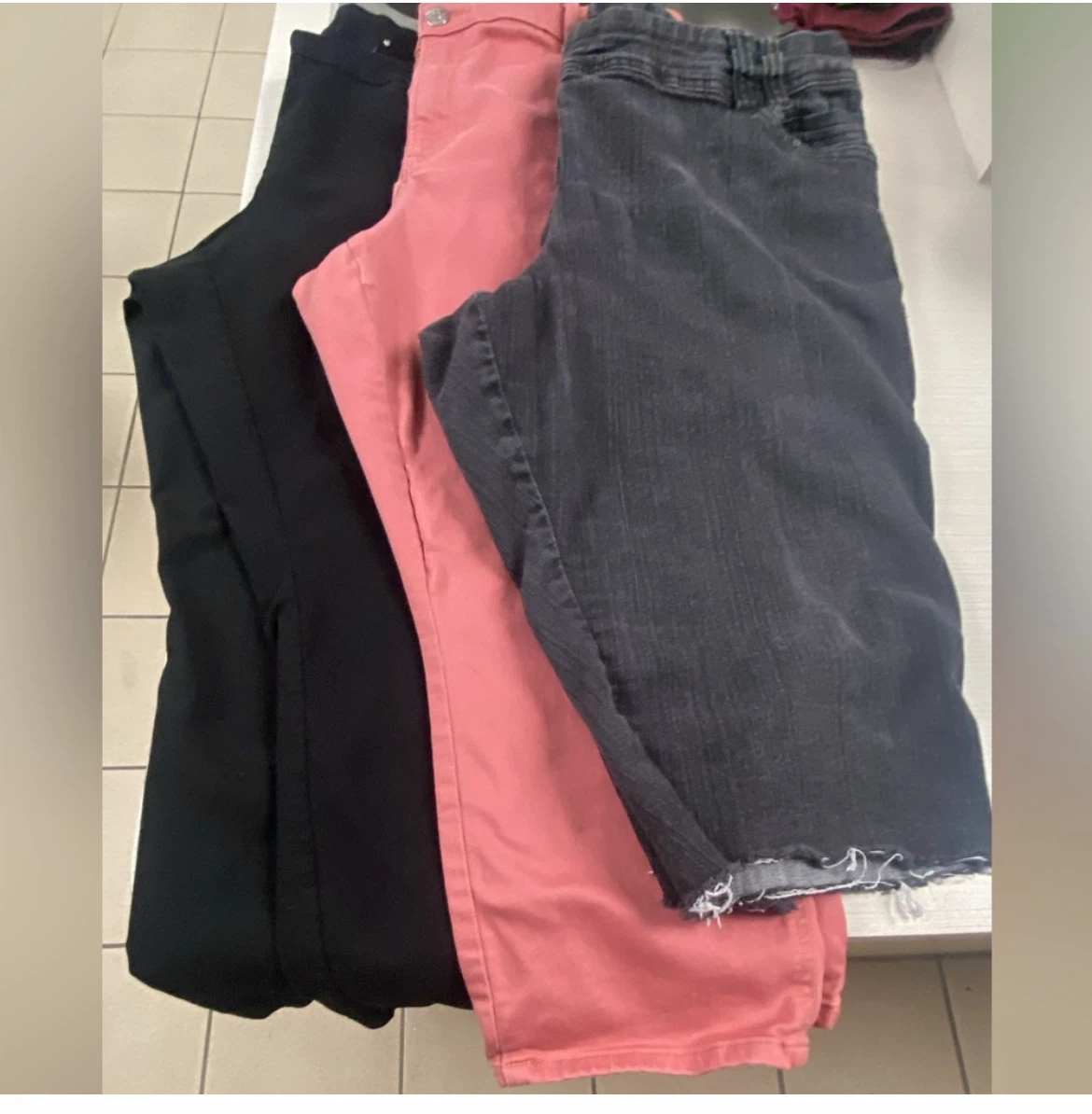 🔥3 for $6🔥 3 pairs of plus cropped pants (good- fair condition*)