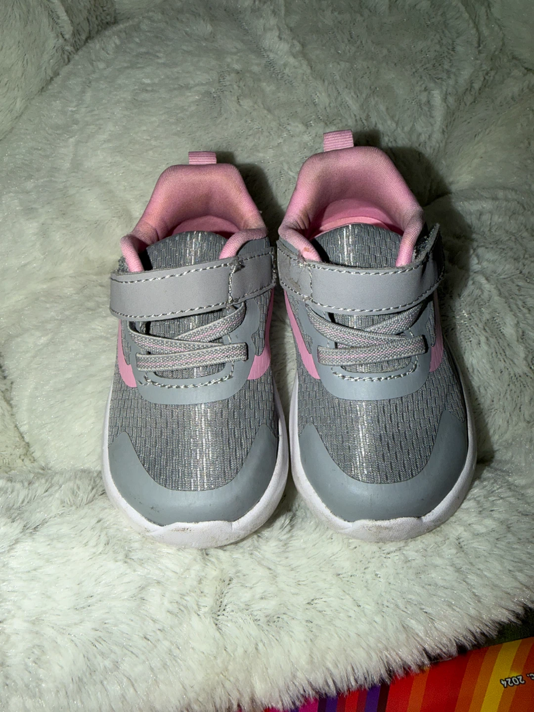 Souliers d'enfant gris et roses