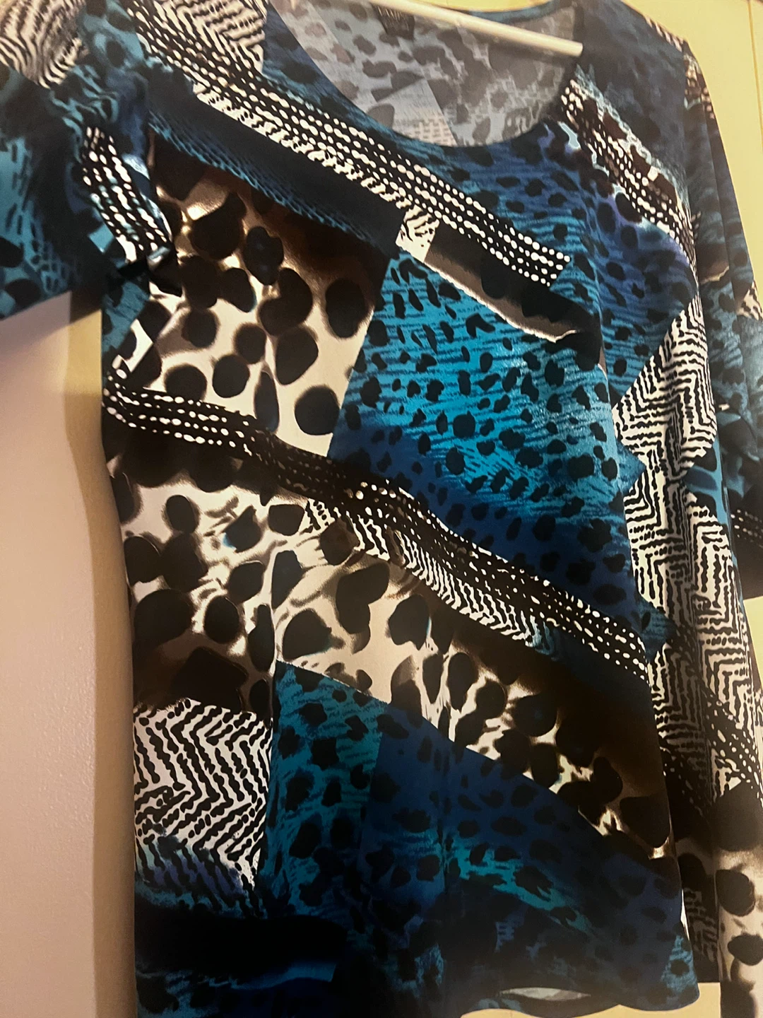 🔥3 for $6🔥Women’s +  Animal Print Patchwork Top (minor flaws) - photo 3