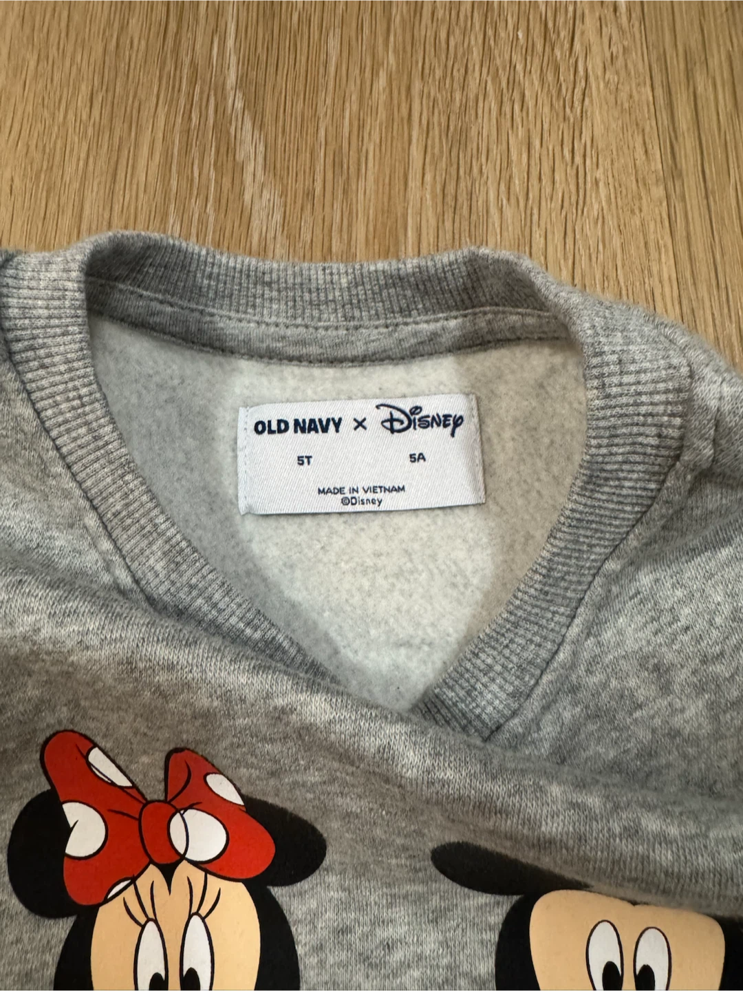 Disney x Old Navy Mickey and Minnie Grey Crewneck Size 5T - photo 2