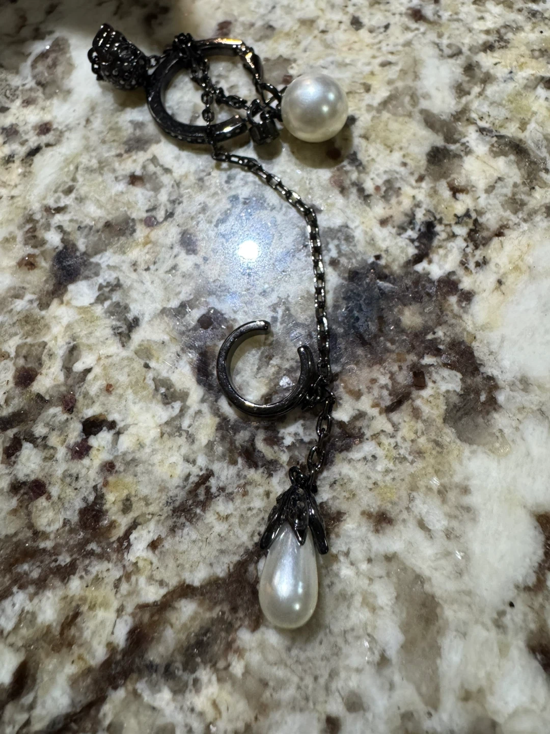 Alexander McQueen single Black Metal Pearl Earrings - photo 2