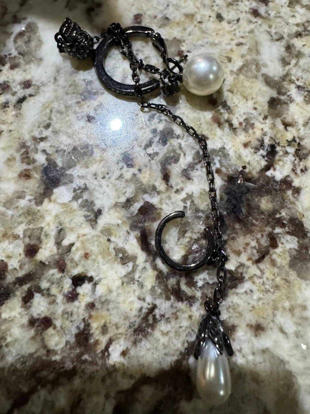 Alexander McQueen single Black Metal Pearl Earrings - photo 4