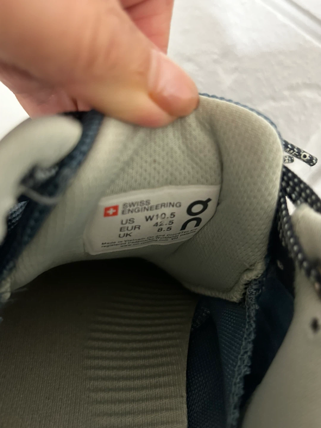 On Running Cloud Shoes - womens Size 10.5 - photo 2