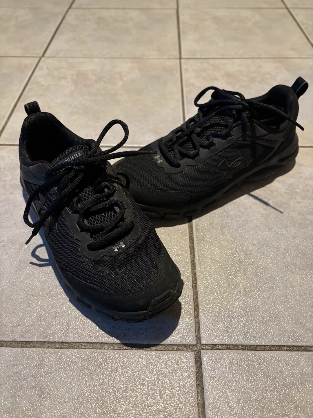 Men’s Under Armour Charged Running Shoes Black Size 9.5
