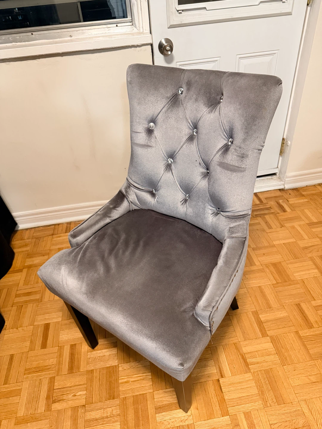 Grey Velvet Tufted Accent Chair - photo 2
