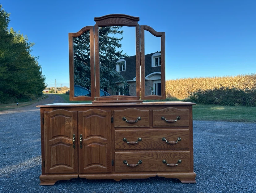Beautiful Vintage Shermag Oak Wood Dresser (CAN DELIVER)