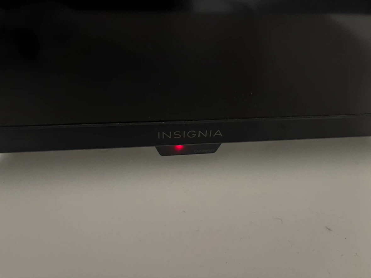 Insignia 32-inch LED TV - photo 2