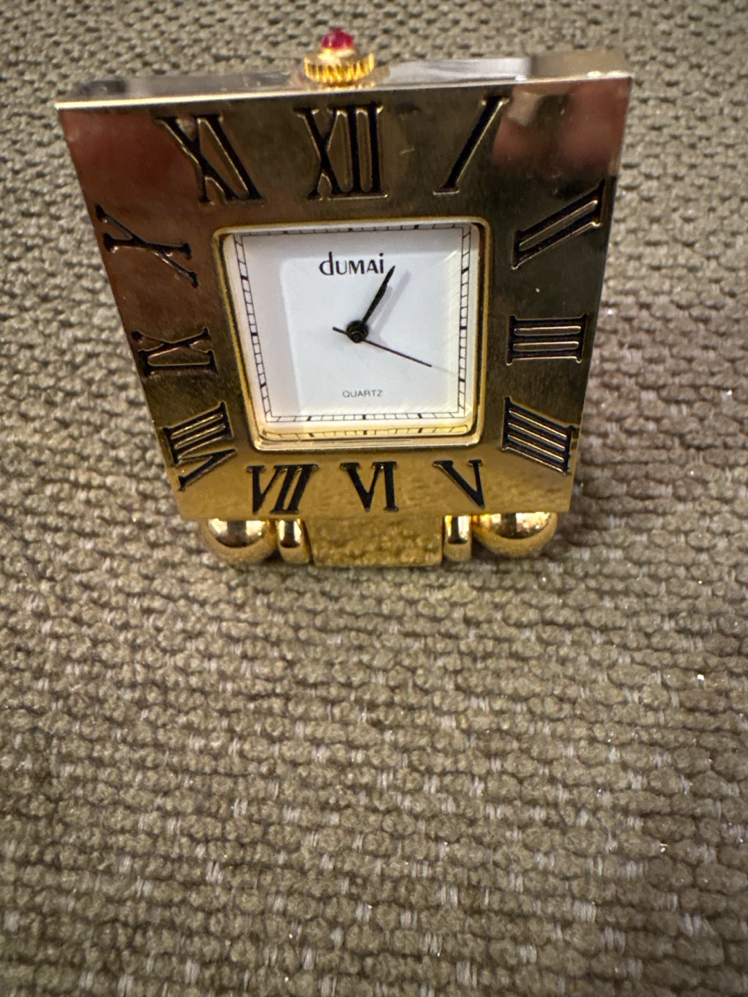 Dumai gold-tone quartz table clock