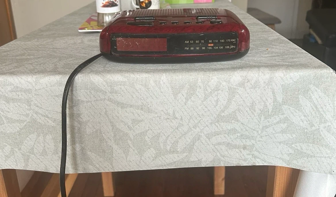 Memorex Red Wood Grain AM/FM Alarm Clock Radio