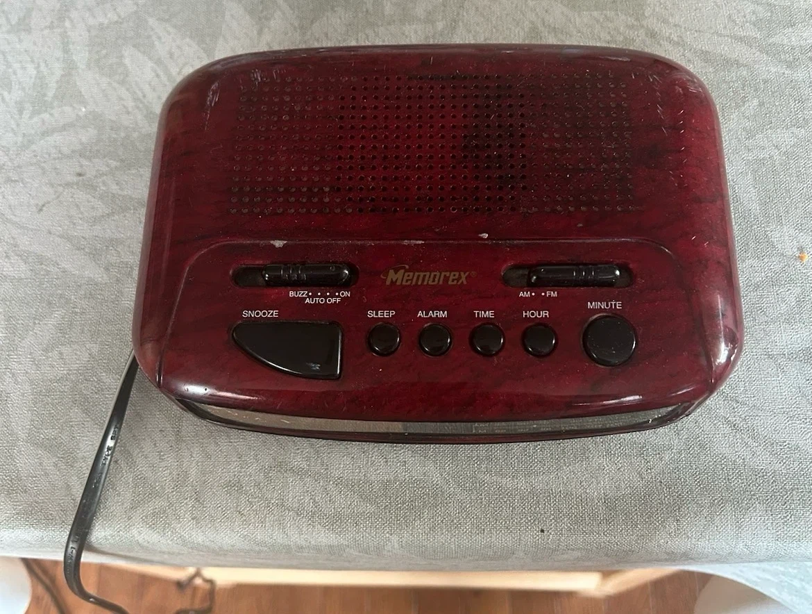 Memorex Red Wood Grain AM/FM Alarm Clock Radio - photo 2