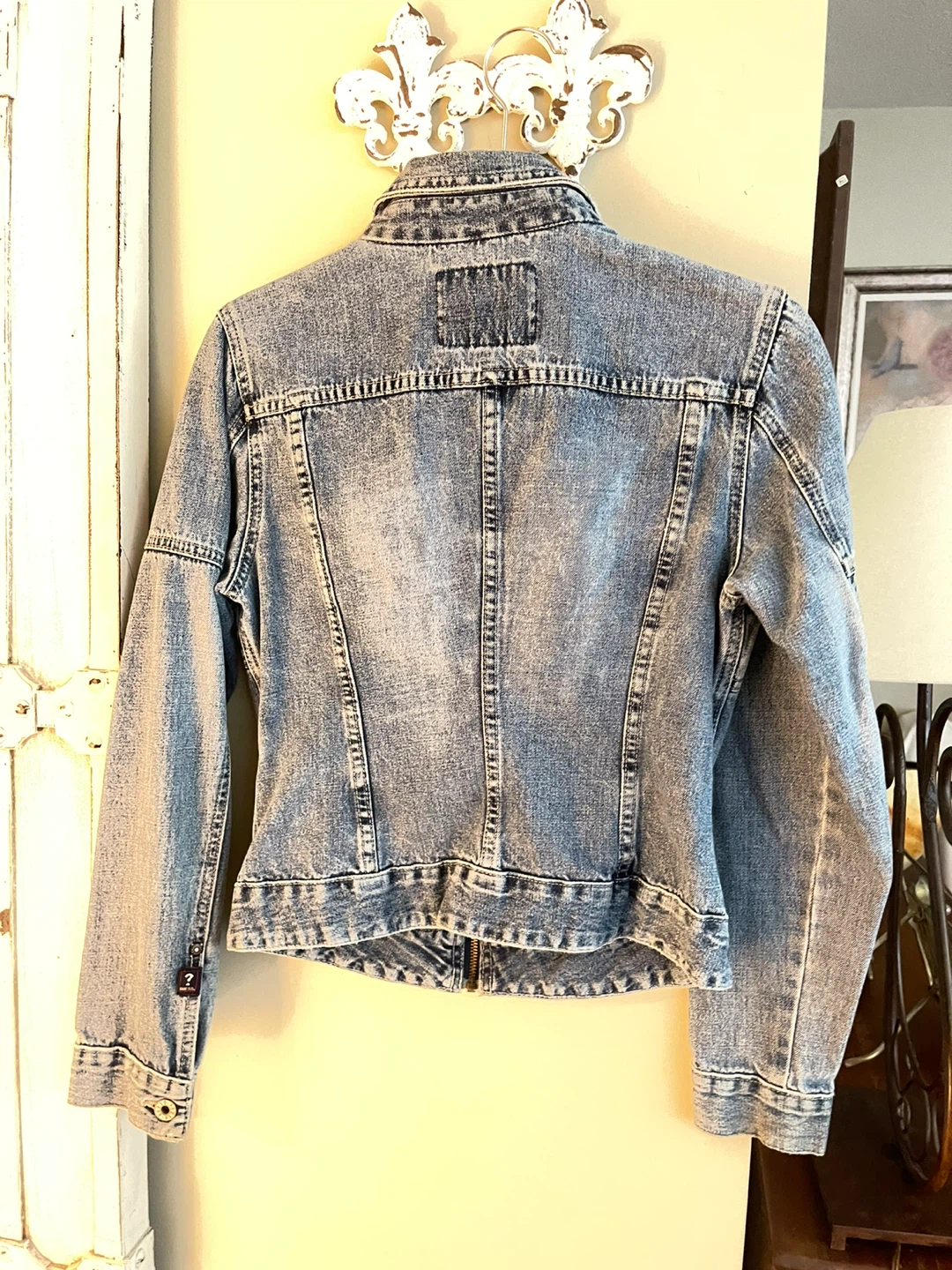 GUESS Vintage-Style Denim Jacket - photo 4