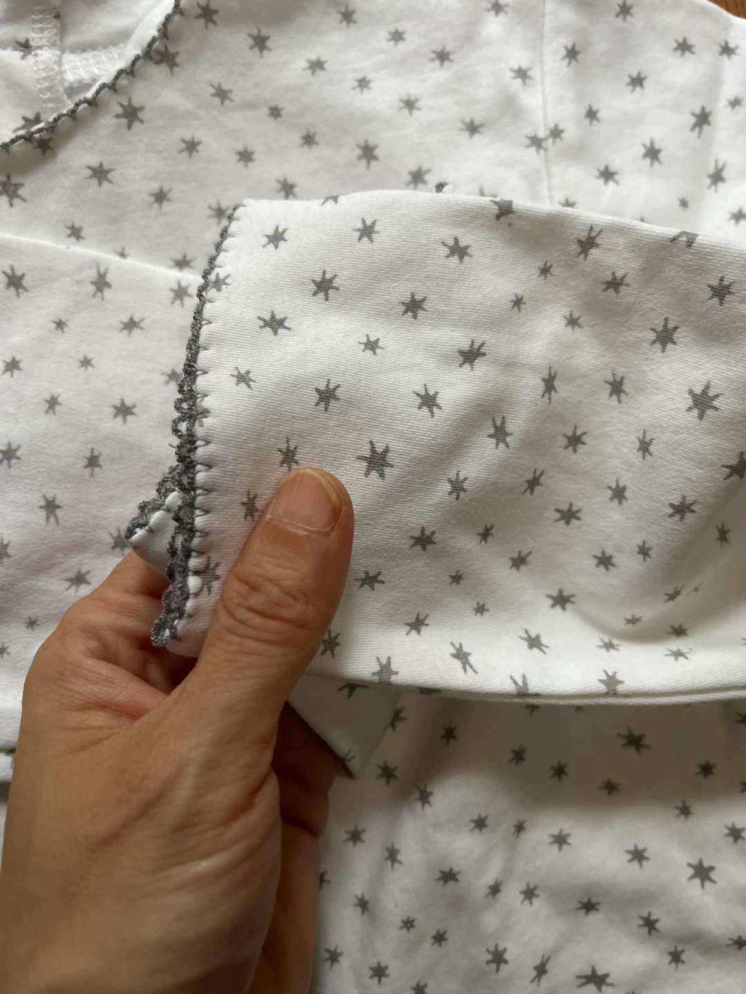 New Baby Dior star print onesie with matching hat - photo 3