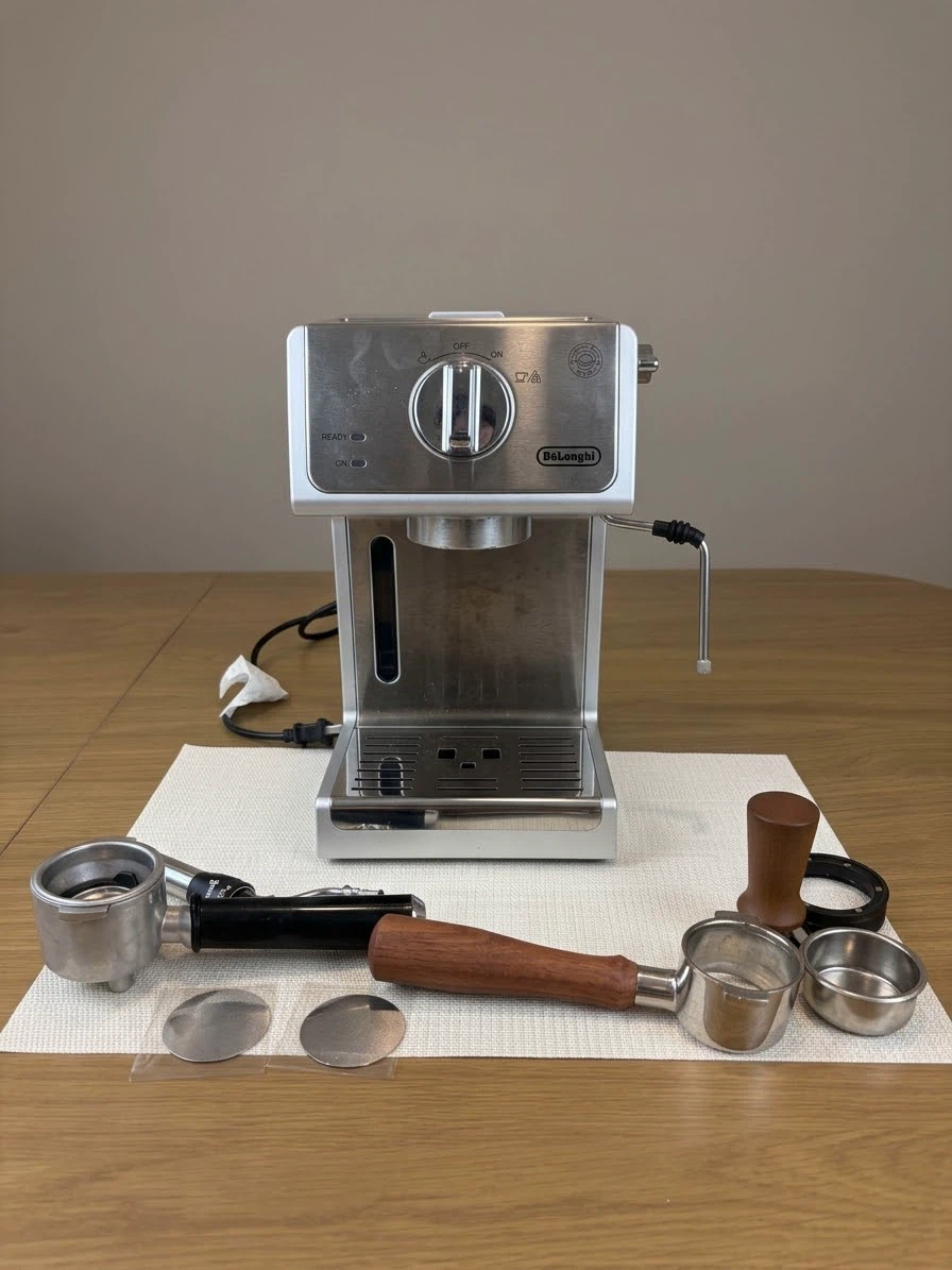 DeLonghi Espresso Machine with Accessories