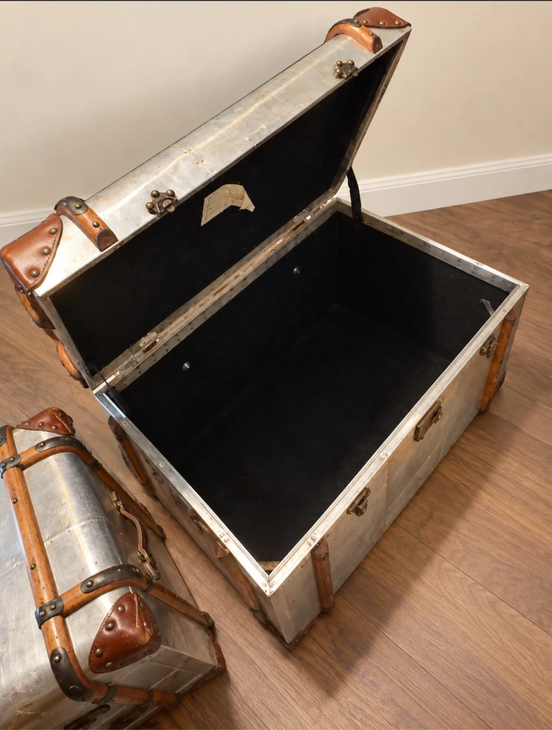 Aviator style furniture set: chair and storage trunks - photo 4