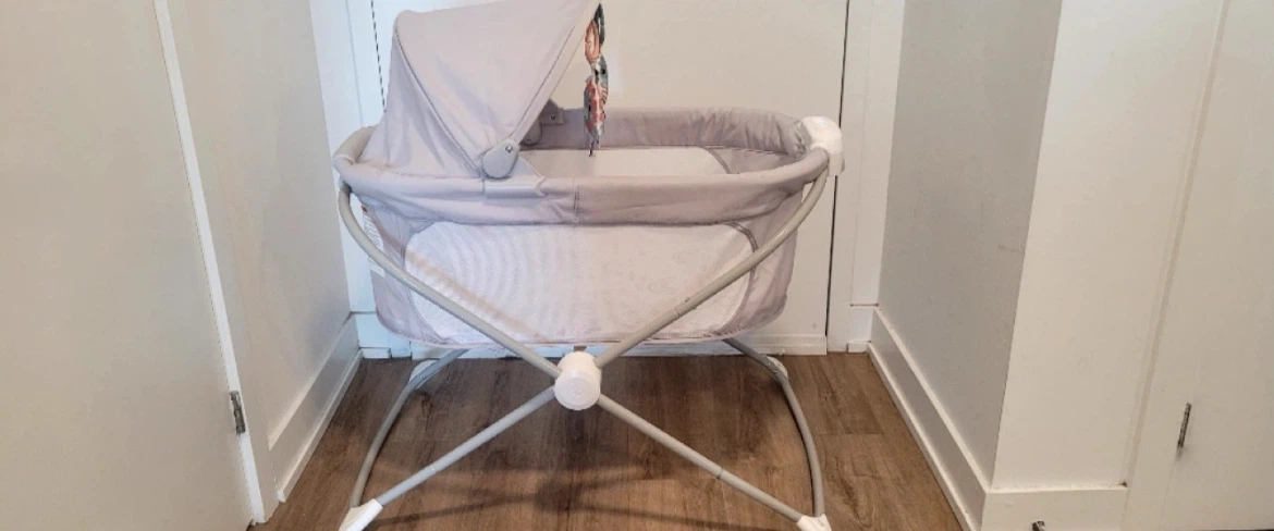 Move out sale: Baby Bassinet with Canopy and Toys - photo 2