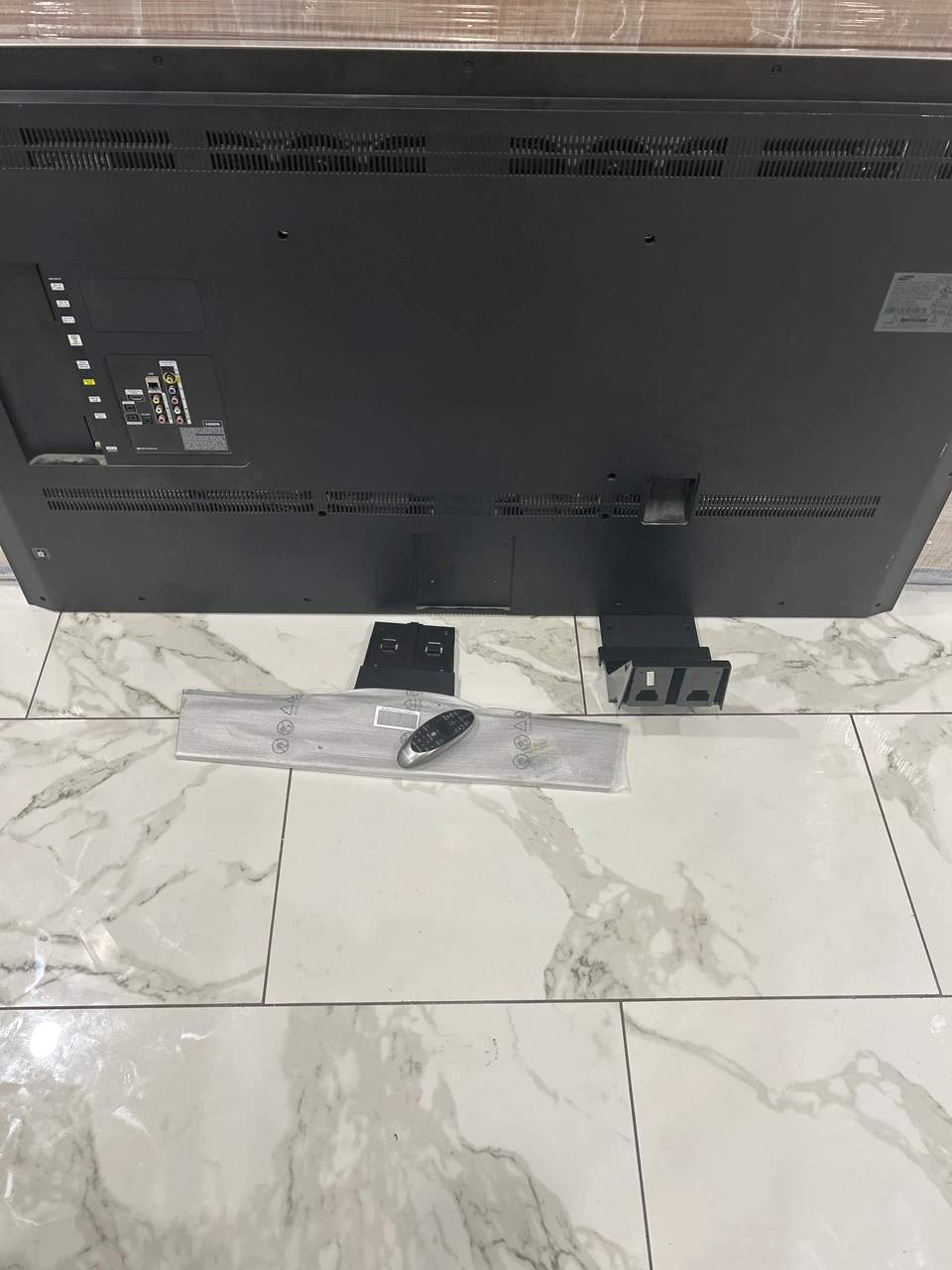 Samsung 60 inch 4k tv and remote have the stand - photo 4