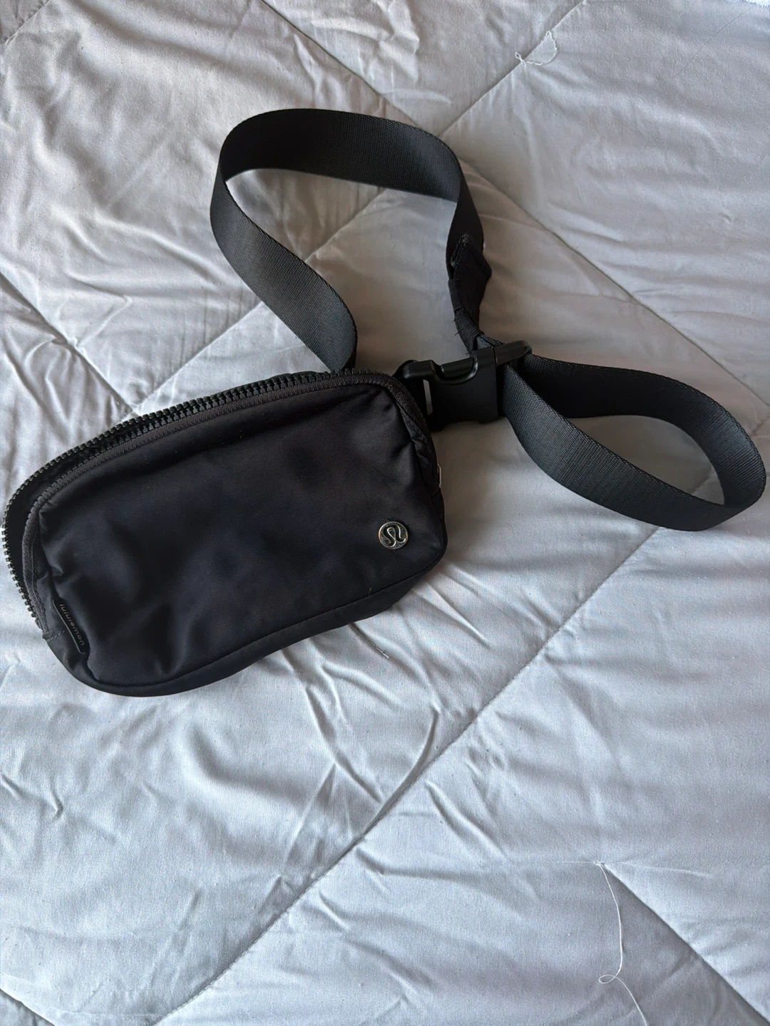 Lululemon Everywhere Belt Bag Black