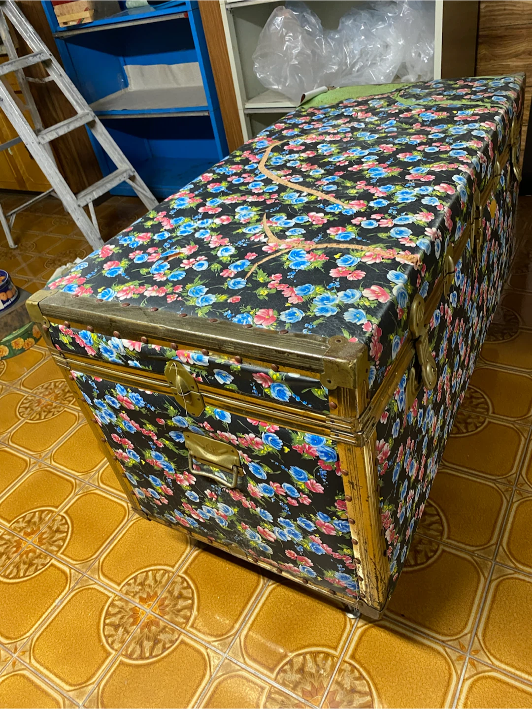 Vintage 1950 Floral Storage Trunk - photo 2