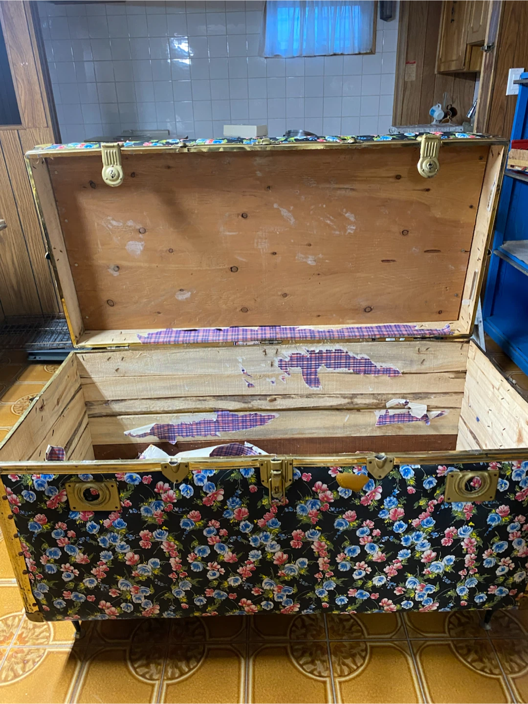 Vintage 1950 Floral Storage Trunk - photo 3