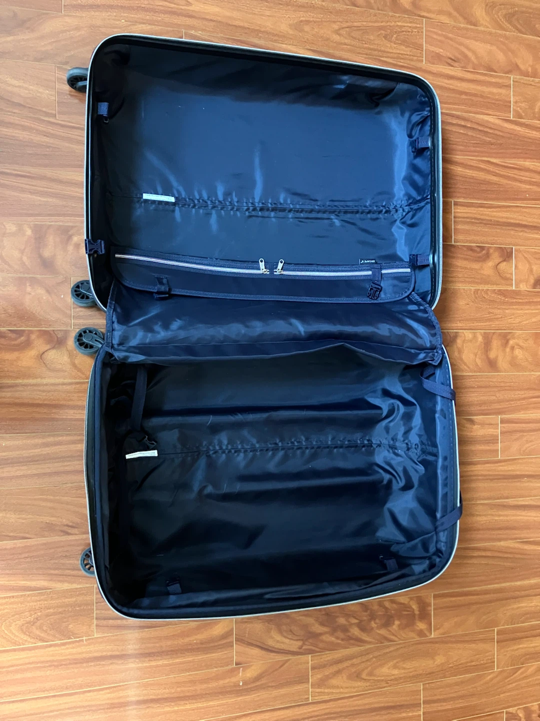 Red Hardshell Spinner Suitcase - photo 2