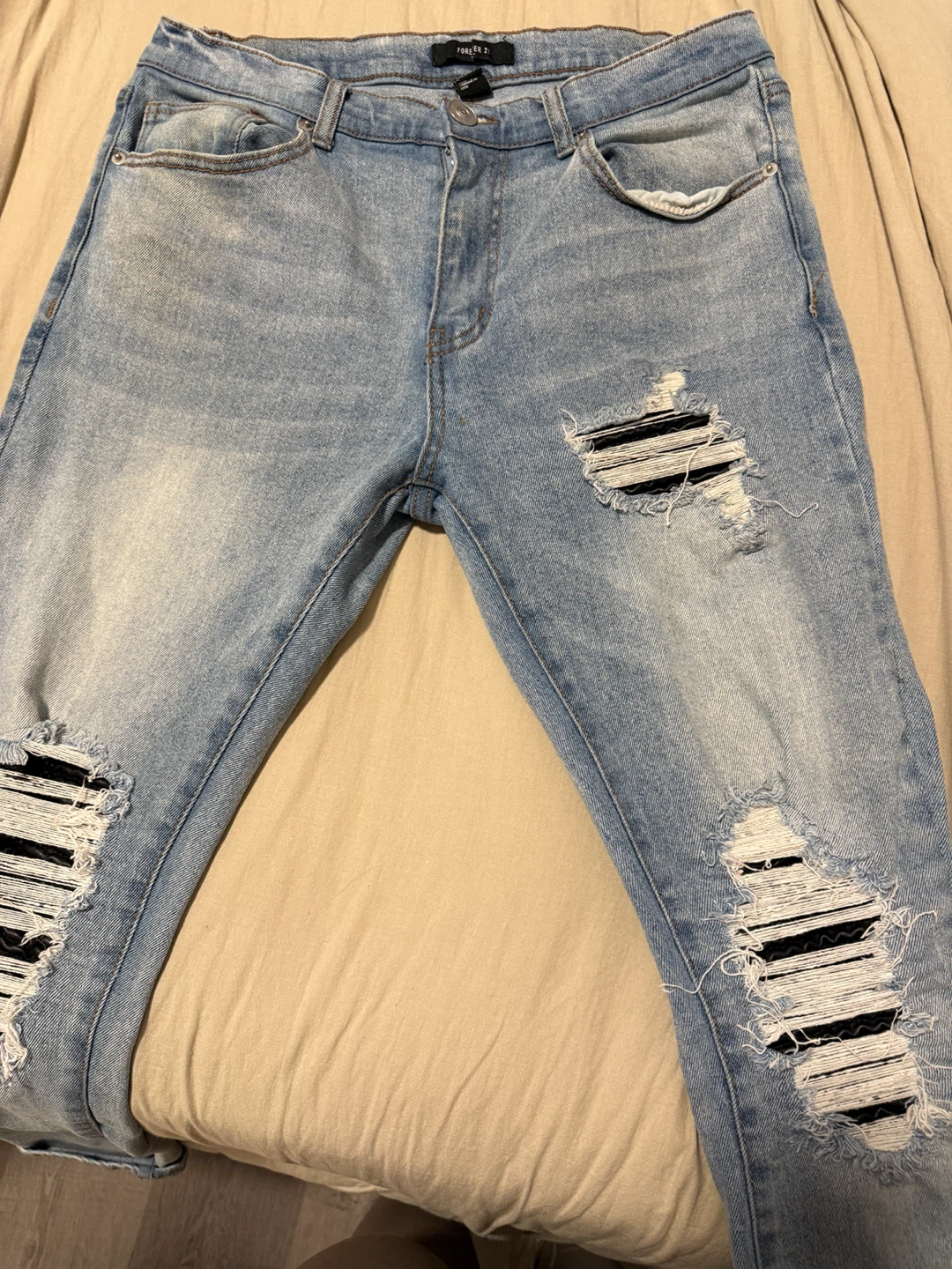 Forever 21 Light Wash Distressed Jeans Size 33