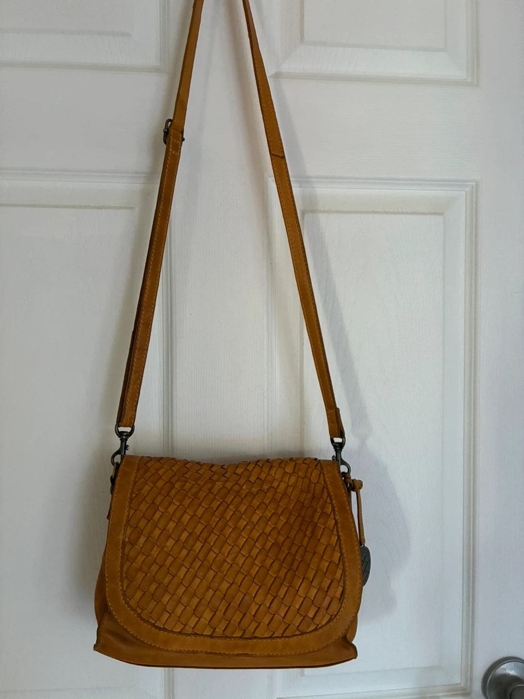 Kompanero Leather Crossbody Bag