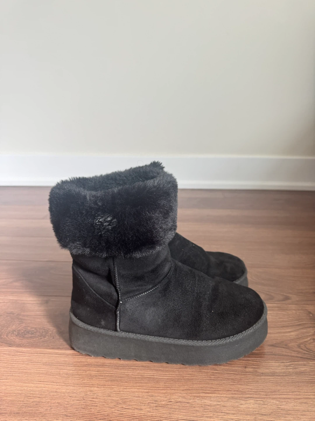 Black UGG-Style Ankle Boots – Size 10
