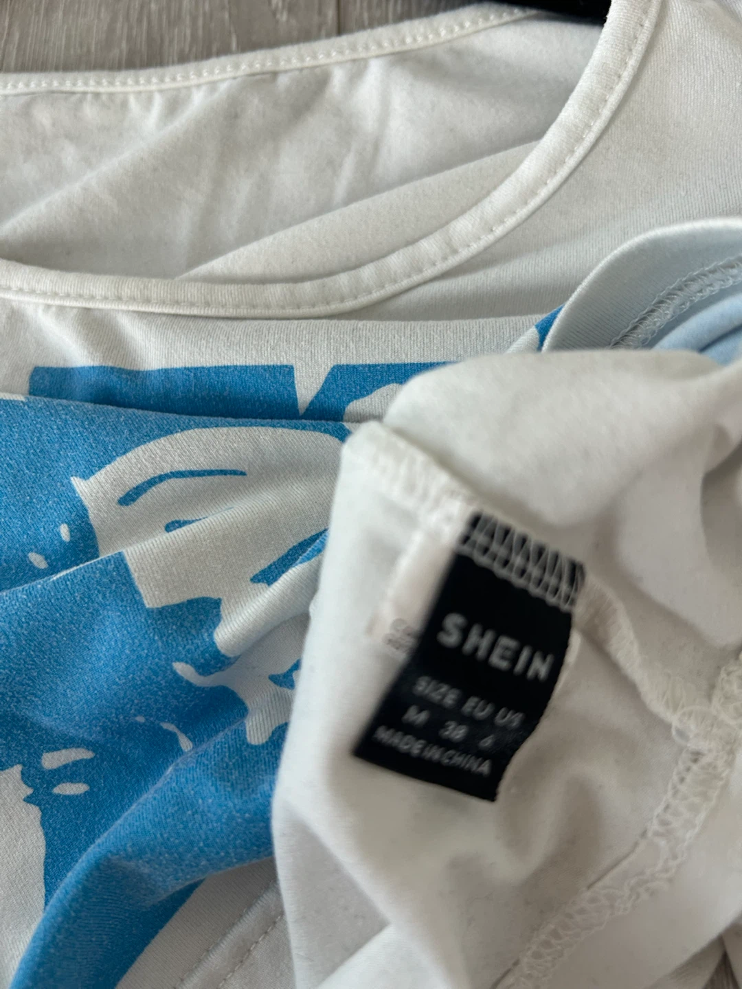SHEIN White Graphic Crop Top - photo 3