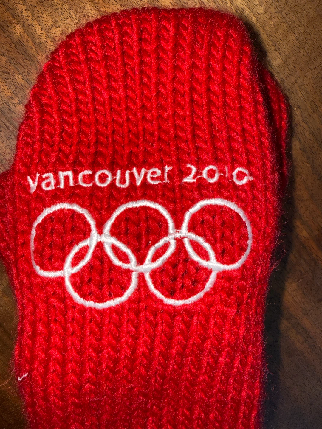 NWT - Vancouver 2010 Olympic Red Mittens - photo 3