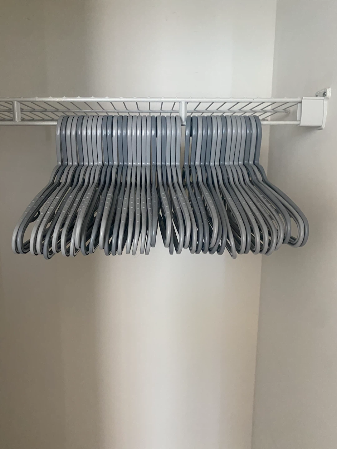 40 Durable Heavy Duty Grey Plastic Hangers - photo 2