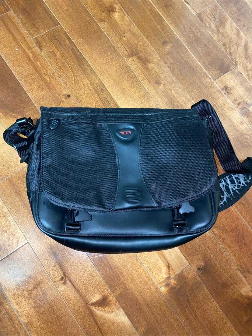 Tumi Messenger Bag Black Crossbody Laptop 508C Travel Carry On