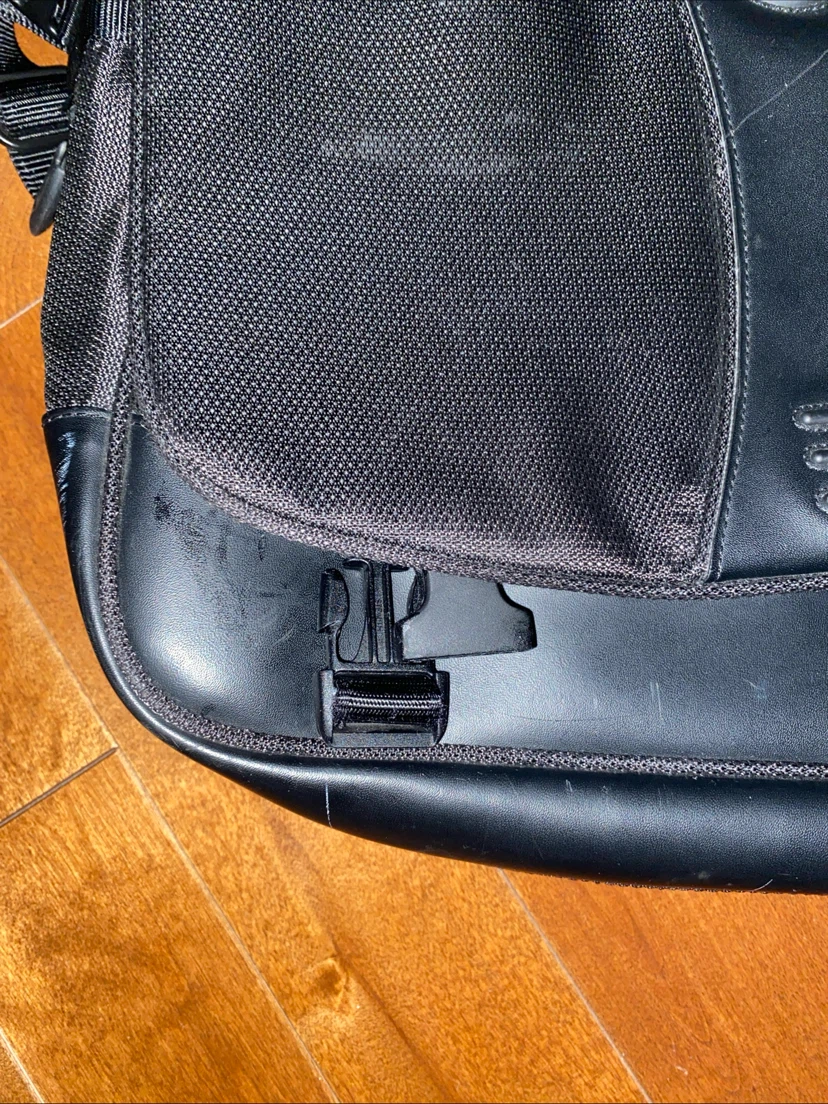 Tumi Messenger Bag Black Crossbody Laptop 508C Travel Carry On - photo 4