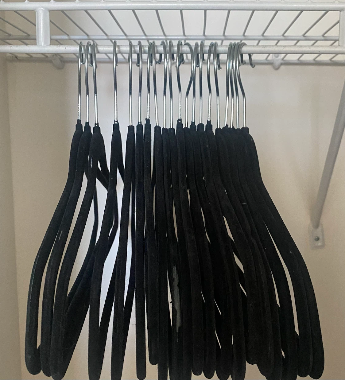 20 Black Velvet Non-Slip Clothes Hangers - photo 2