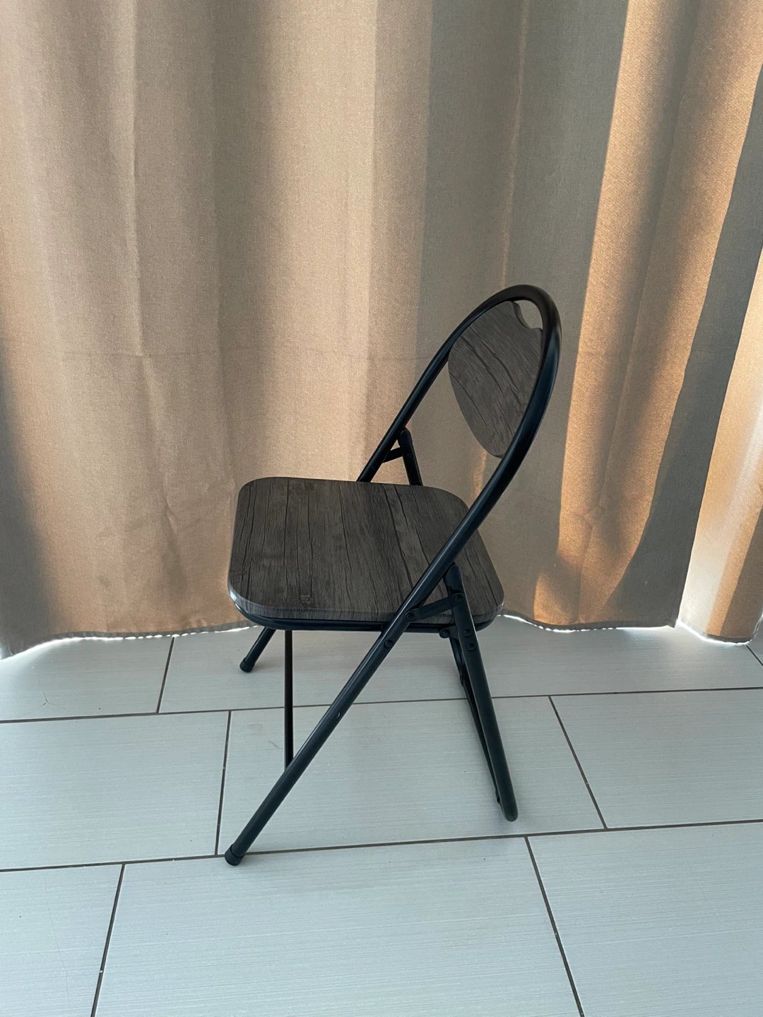 Set of 4 Folding Chairs – Like New - photo 2