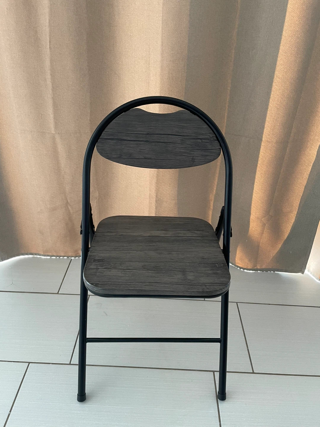 Set of 4 Folding Chairs – Like New