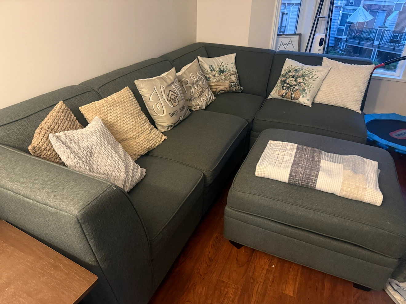 Détachable couch with ottoman