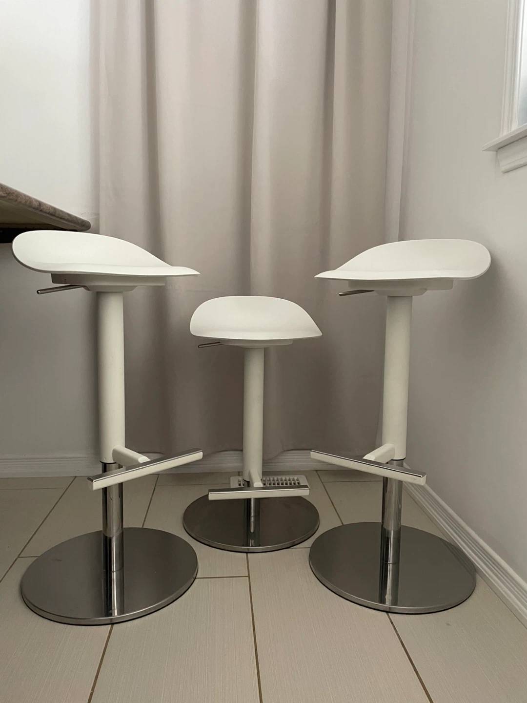 Set of 3 Adjustable White Bar Stools - photo 5