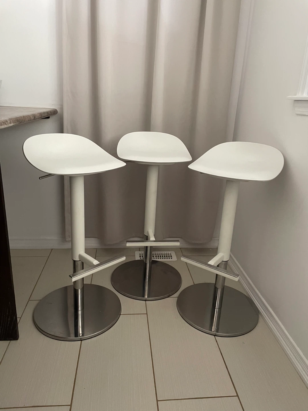 Set of 3 Adjustable White Bar Stools - photo 4